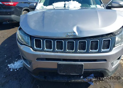 2018 Jeep Compass Latitude 4X4 z USA, uszkodzony, nr VIN 3C4NJDBB8JT239910